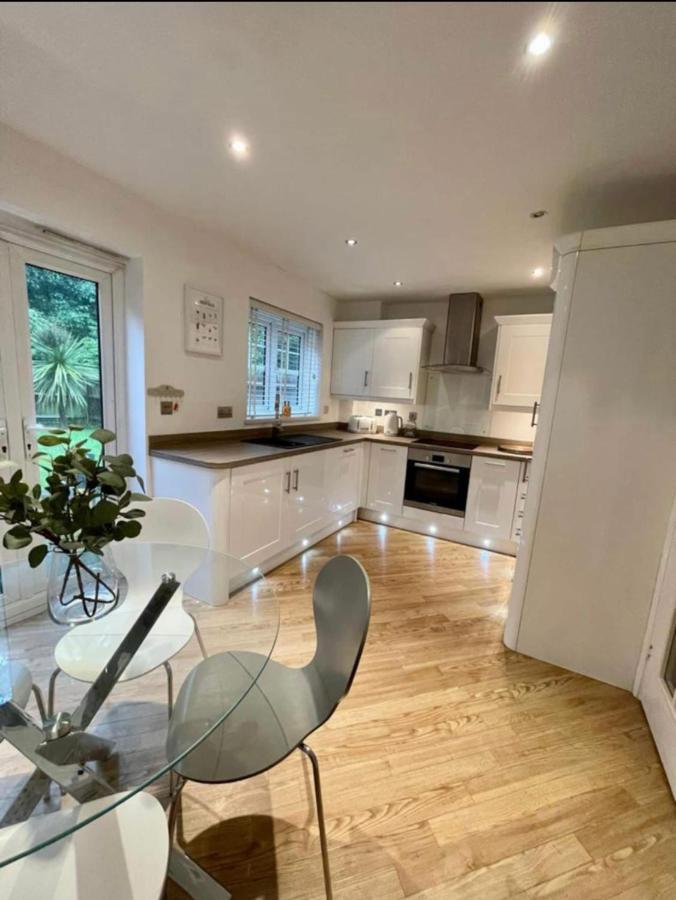 Modern + Secluded 3 Bed, 10 Mins Into Centre *