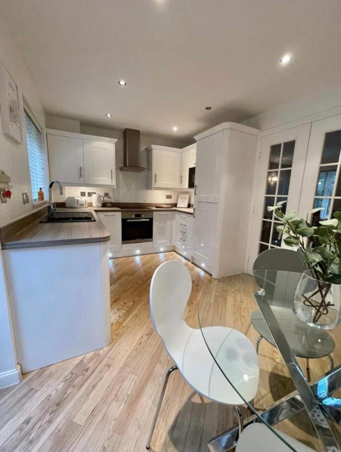 Modern + Secluded 3 Bed, 10 Mins Into Centre Holiday home *