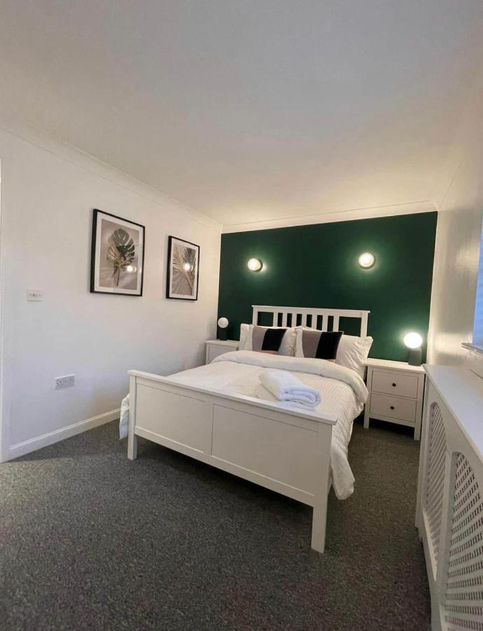 Modern + Secluded 3 Bed, 10 Mins Into Centre