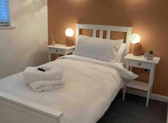 Modern + Secluded 3 Bed, 10 Mins Into City Centre