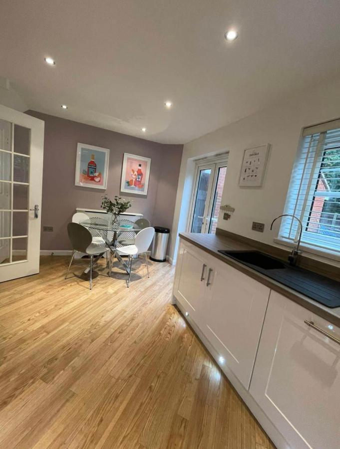 Modern + Secluded 3 Bed, 10 Mins Into Centre *