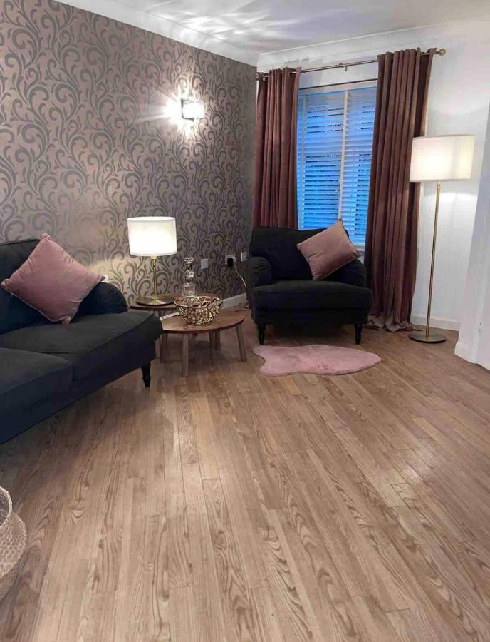 Modern + Secluded 3 Bed, 10 Mins Into Centre *