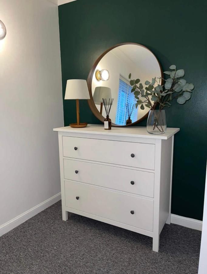 Modern + Secluded 3 Bed, 10 Mins Into Centre Holiday home *