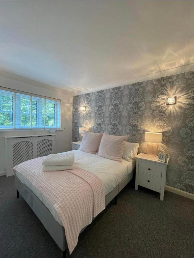 Modern + Secluded 3 Bed, 10 Mins Into Centre Holiday home *