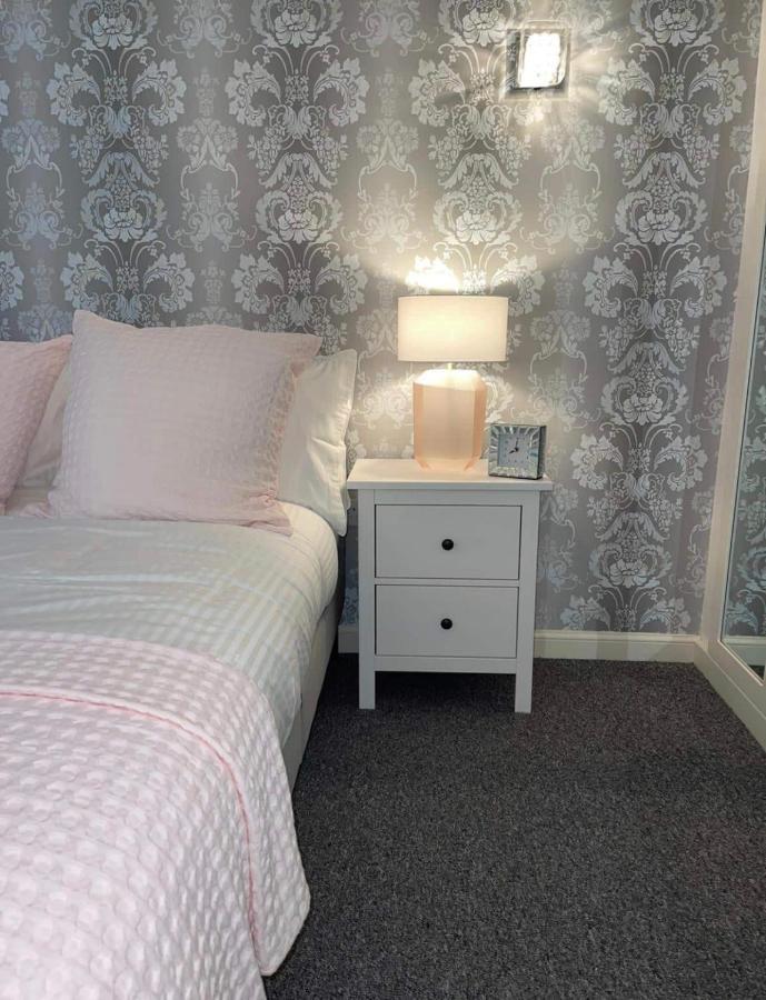 Modern + Secluded 3 Bed, 10 Mins Into Centre Holiday home