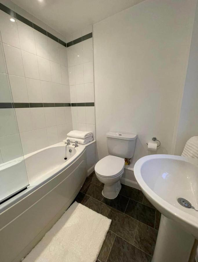 Modern + Secluded 3 Bed, 10 Mins Into Centre