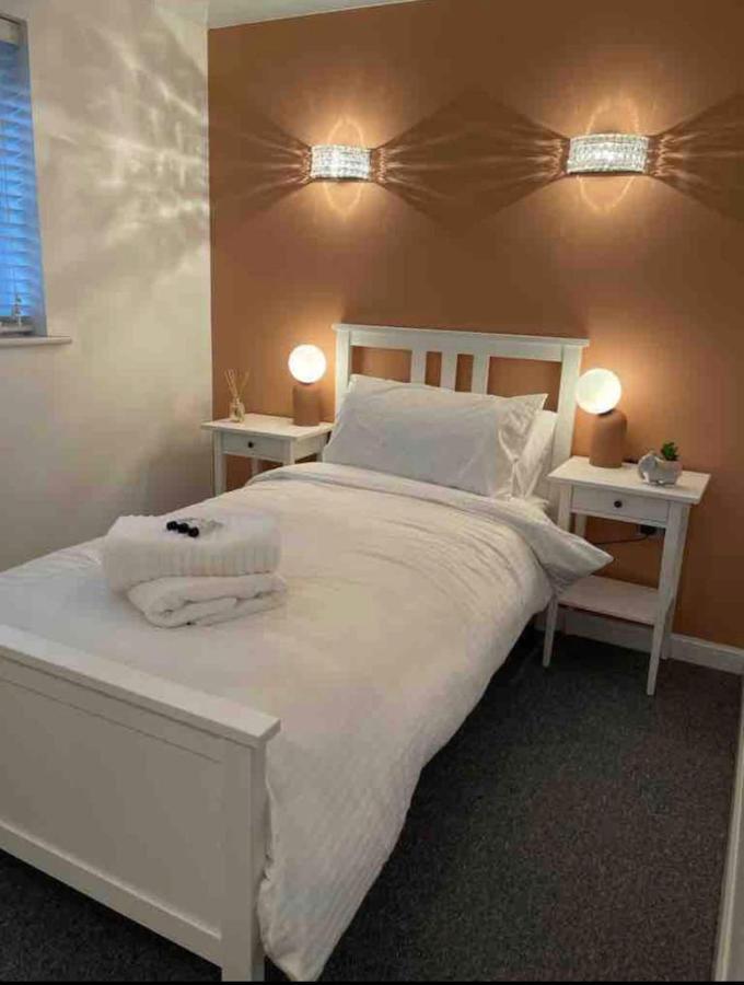 Holiday home Modern + Secluded 3 Bed, 10 Mins Into Centre *